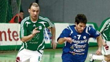 <b>EN RACHA. </b>Schumacher (Inter) persigue a Genaro (Benicarló).