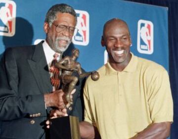 Recibiendo el MVP de 1998 junto a Bill Russel.