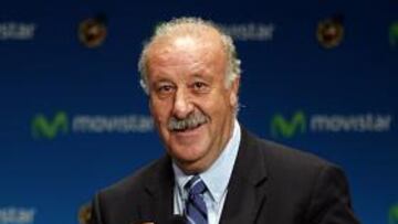 <b>PREMIO BRAVO. </b>Emilio Gayo, director de Telefónica, le entrega el premio Bravo de la compañía española a Del Bosque, ayer en Madrid.