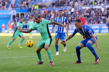 Rafa Marín cubre a Correa durante el 2-0 al Atlético en 'Mendi'.