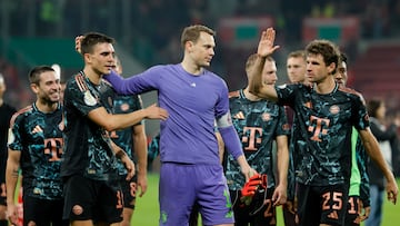 Mainz (Germany), 30/10/2024.- Goalkeeper Manuel Neuer (C), Thomas Muller (R), and Joao Palhinha of Bayern (L) celebrate after winning the German DFB Cup second round soccer match between 1. FSV Mainz 05 and FC Bayern Munich in Mainz, Germany, 30 October 2024. (Alemania) EFE/EPA/RONALD WITTEK CONDITIONS - ATTENTION: The DFB regulations prohibit any use of photographs as image sequences and/or quasi-video.