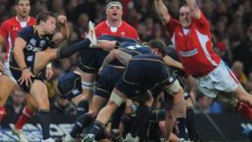 <b>COMPETIDO. </b>El escocés Chris Cusiter patea ante la defensa galesa.