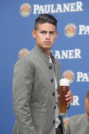 James Rodríguez y el Bayern Múnich posaron para la tradicional foto del equipo con los trajes que le hacen homenaje a la cerveza en Alemania