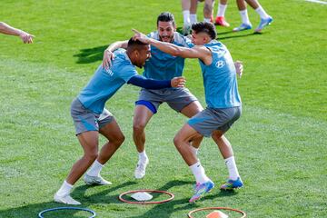 Lino, Koke y Giuliano durante el entrenamiento.