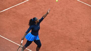 Serena Williams saca ante Elina Svitolina durante su partido en Roland Garros.