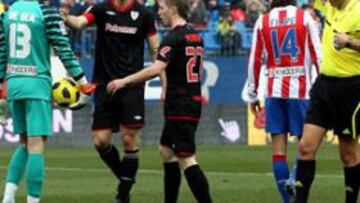 <b>EXPULSADO. </b>Teixeira muestra la roja a Perea ante Llorente y Muniain, mientras De Gea y Filipe se lamentan sobre el césped del Calderón.