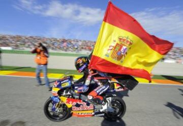 Corrió con la Derbi RSA 125. Ganó su primer mundial en 125cc el 7 de noviembre en el Gran Premio de Valencia. En la imagen, Márquez celebra el título ante las gradas del circuito de Cheste. 
