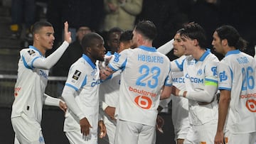 Marseille's players celebrate their team's second goal during the French L1 football match between SCO Angers and Olympique de Marseille (OM) at the Stade Raymond-Kopa in Angers, central Framce, on January 17, 2026. (Photo by JEAN-FRANCOIS MONIER / AFP)