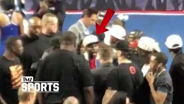 Maywheather encarándose con el juez del concurso.