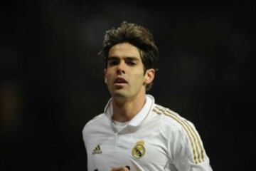 Kaká: La contratación desde el Milan hacia el Real Madrid y pensar que el crack brasileño iba a poder mostrar toda su magia en el Bernabeu, sin embargo fueron cinco temporadas donde Kaká no pudo dar lo mejor y desde el banco vio pasar ese tramo de su carrera.