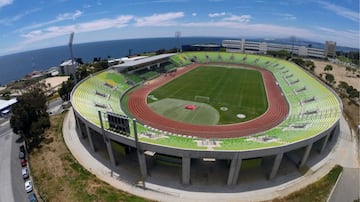 El legendario defensor chileno jugó en Wanderers en la década de los 60. En 2012, el gobierno de Sebastián Piñera remodeló el estadio y concedió el nombre del jugador.