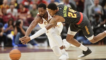 Dwyane Wade pelea un bal&oacute;n en su primer partido con la camiseta de los Cavs.