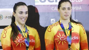 Helena Casas (i) y Tania Calvo (d) de Espa&ntilde;a posan con la medalla de bronce de la persecuci&oacute;n por equipos mujeres en la Copa Mundo de Ciclismo de Pista UCI Cali 2017 que se realiza en el Vel&oacute;dromo Alcides Nieto Pati&ntilde;o de Cali (Colombia). 