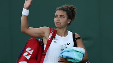 Jasmine Paolini se despide del público de Wimbledon.