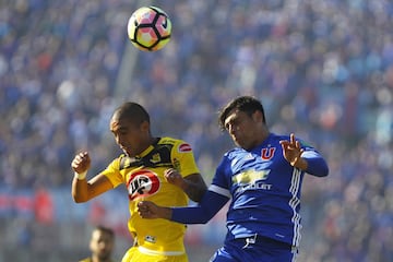 El jugador de la U lideró la defensa del campeón. Demostró el rendimiento que acostumbra en la Roja, algo que no había podido hacer desde su llegada al club. 