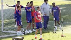 Griezmann, Correa, Filipe, Vitolo, God&iacute;n y Lemar, ayer con el Mono Burgos, en la &uacute;ltima sesi&oacute;n del Atl&eacute;tico antes de medirse al Huesca. 