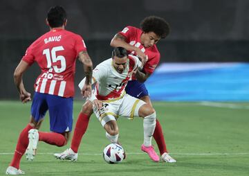 Raúl de Tomás entre los jugadores rojiblancos, Stefan Savic y Axel Witsel.