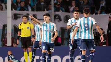 AME7149. BUENOS AIRES (ARGENTINA), 04/05/2023.- Nicolás Oroz (i) de Racing celebra un gol hoy, en un partido de la fase de grupos de la Copa Libertadores entre Racing y Flamengo en el estadio Presidente Perón, en Avellaneda (Argentina). EFE/Juan Ignacio Roncoroni
