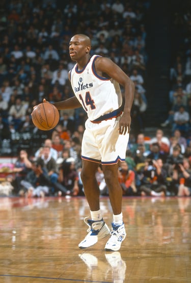 Un base que fue número 40 del draft en 1991 y que, a falta de oportunidades en EE UU, se fue a Australia, donde brilló y se ganó el regreso a su país. Durante 12 años jugó casi 500 partidos como secundario trotamundos en la NBA. Y en Europa disputó dos, con el Barça. Las bajas en el juego exterior hicieron que se llevará un contrato de un mes durante la temporada 2001-02. Pero solo jugó dos partidos y, viendo que su futuro no estaba claro, se marchó antes de tiempo. En el primero de esos dos encuentros anotó 14 puntos, pero en el segundo ninguno y su valoración media fue negativa (-1,5).