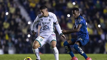 James Rodriguez (L) of Leon fights for the ball with Cristian Borja (R) of America during the 9th round match between America and Leon as part of the Liga BBVA MX, Torneo Clausura 2025 at Ciudad de los Deportes Stadium, on February 19, 2025 in Mexico City, Mexico.