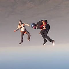 El escalofriante salto desde un avión que acaba con un choque entre compañeros a 320km/h