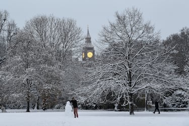 Una persona crea un muñeco de nieve bajo las frías temperaturas que están sufriendo los ingleses. 