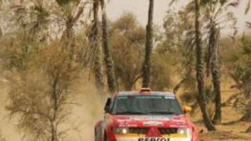 <b> DEBE REMONTAR. </b> El español "Nani" Roma no consiguió la mejor plaza y deberá luchar para desbancar al gran Peterhansel de la primera plaza.