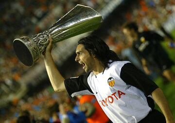 El defensa argentino vistió la camiseta del Valencia desde el 2000 hasta el 2007. Tras su salida del club valenciano fichó por el Villarreal, pero el Zaragoza pagó su cláusula de rescisión antes de debutar con el equipo castellonense. Jugó dos temporadas en el equipo aragonés desde el 2007 hasta el 2009.