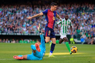 El delantero polaco del Barcelona, Robert Lewandowski, marca el 0-1. 