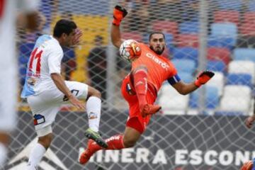 El arquero de Universidad de Chile, Johnny Herrera, derecha, disputa el balón con Muriel Orlando de Antofagasta durante el partido de primera división en el estadio Calvo y Bascuñán de Antofagasta, Chile.
