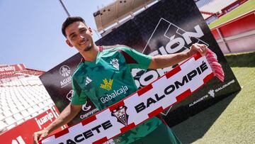 Nabil, posando con la bufanda del Albacete.