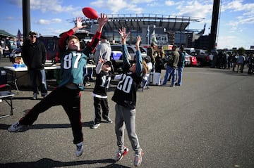 Unos aficionados de Philadelphia pugnan por coger uno de los pases de Kaepernick. Sí, el balón llegaba desde Tampa Bay.