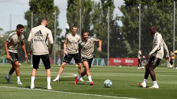 Hazard, en el medio de un rondo en el entrenamiento del Real Madrid.