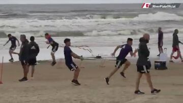 River trabaja en la playa