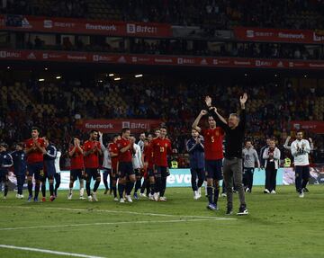 Luis Enrique y los jugadores de la selección española celebran la clasificación para el Mundial de Qatar 2022.