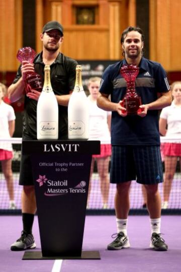 Fernando González con su primera copa en el circuito de veteranos tras vencer a Andy Roddick en Londres.