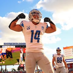 How many languages does Amon-Ra St. Brown speak?