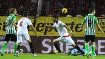 BIGOLEADOR. Fazio celebra el segundo gol del Sevilla, el primero en su cuenta particular.