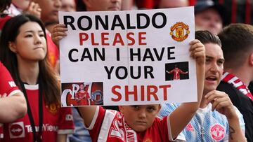 Un aficionado del Manchester United sostiene una pancarta en Old Trafford en la que le pide a Cristiano Ronaldo su camiseta.