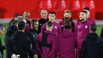 Quique Flores da la charla previa a su primer entrenamiento con el Sevilla.