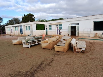 Sofás de la residencia que han acabado en la escombrera.