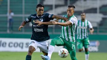 PALMIRA - COLOMBIA, 21-03-2022: Edgar Camargo del Cali disputa el balón con Tomas Angel de Nacional durante partido entre Deportivo Cali y Atlético Nacional por la fecha 12 como parte de la Liga BetPlay DIMAYOR I 2022 jugado en el estadio Deportivo Cali de la ciudad de Palmira. / Edgar Camargo of Cali vies for the ball with Tomas Angel of Nacional during match between Deportivo Cali and Atletico Nacional for the date 12 as part of BetPlay DIMAYOR League I 2022 played at Deportivo Cali stadium in Palmira city.  Photo: VizzorImage / Gabriel Aponte / Staff