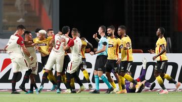 AMDEP7545. LIMA (PERÚ), 02/03/2022.- Jugadores de Universitario y de Barcelona discuten hoy, en un partido de la Copa Libertadores entre Universitario Deportes y Barcelona SC en el estadio Nacional en Lima (Perú). EFE/Paolo Aguilar