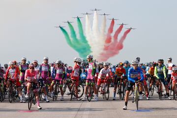 La unidad acrobática de la Fuerza Aérea Italiana Frecce Tricolori ha pasado sobre el pelotón con los colores de la bandera italiana antes del inicio de la etapa. 