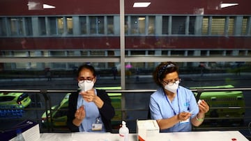 FILE PHOTO: Health workers prepare syringes with the AstraZeneca coronavirus disease (COVID-19) vaccine at a new mass vaccination centre in WiZink sports arena in Madrid, Spain, April 9, 2021. REUTERS/Sergio Perez/File Photo