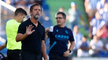 Quique dirige al equipo durante el último partido juagdo en el Coliseum.