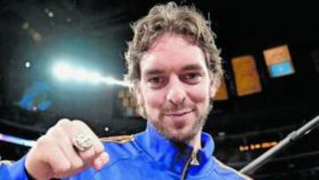 <b>CONTINUIDAD. </b>Pau Gasol luce el anillo de campeón de la NBA.
