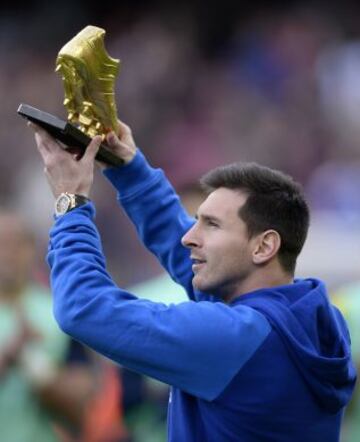 Leo Messi ofrece a la afición la Bota de Oro.