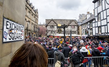 Un gran n¨²mero de aficionados del Atl¨¦tico de Madrid han dado color en el d¨ªa de hoy a las calles de la ciudad inglesa a la espera del partido de cuartos de esta noche.
