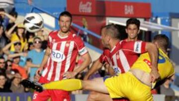 El centrocampista del Girona FC Moisés Hurtado pelea un balón con el delantero de la U.D Alcorcón Oriol Riera, en el partido de ida de la eliminatoria de ascenso a Primera División que se disputa en el estadio de Santo Domingo.